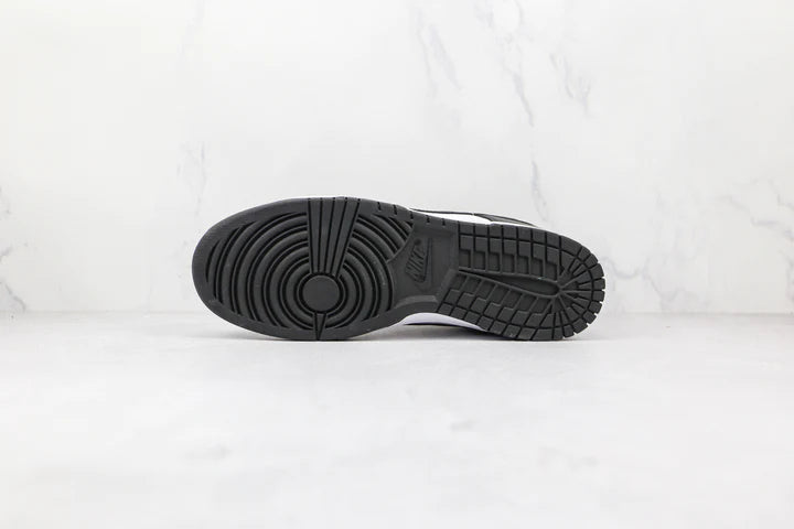Nike Dunk Low - Branco/ Preto