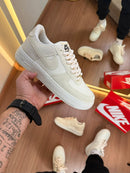 Nike Air Force 1 - Branco/Bege