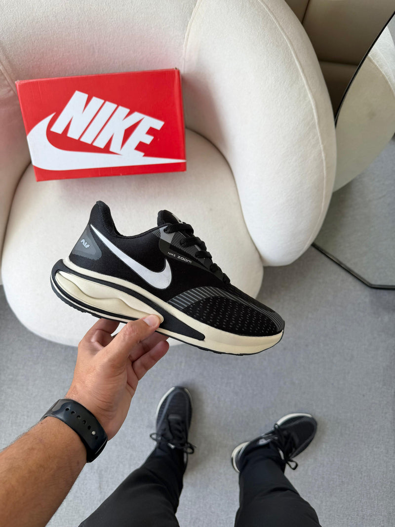 Nike Zoom Vomero 17 - Preto/ Branco