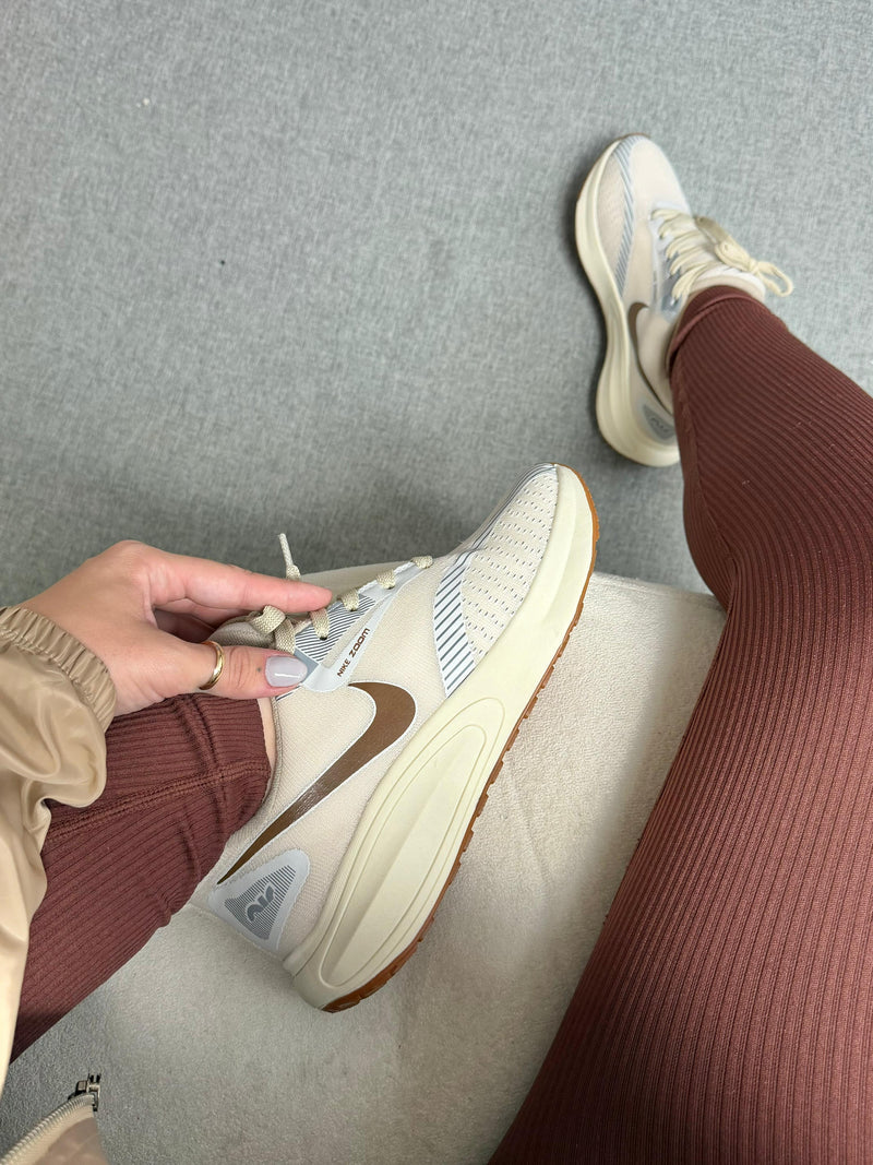 Nike Zoom Vomero 17 - Creme/ Marrom