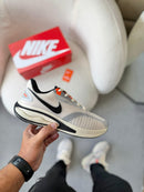 Nike Zoom Vomero 17 - Branco/ Preto