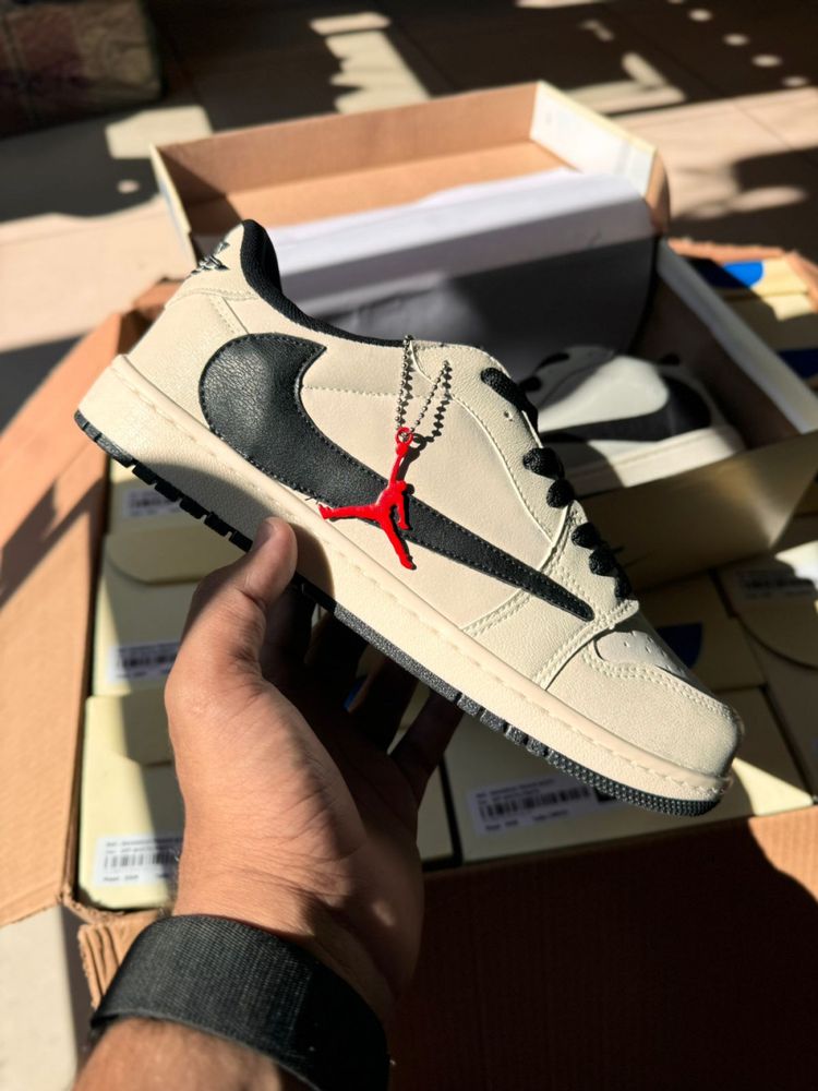 Nike Air Jordan 1 Low Travis Scott - Branco/Preto