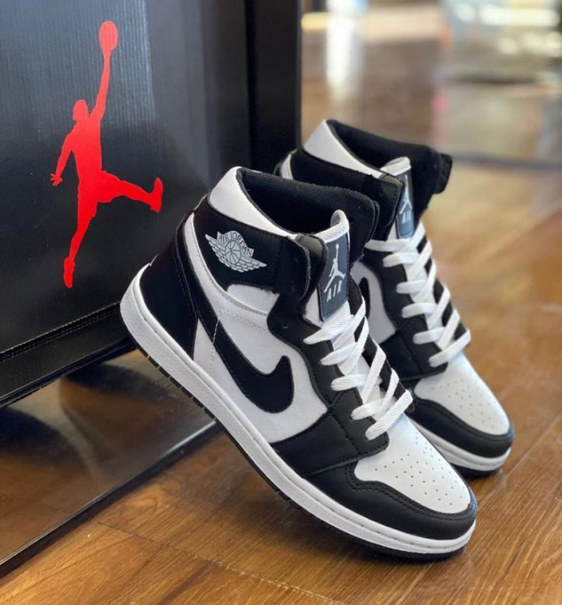 Nike Air Jordan 1 - Preto/Branco
