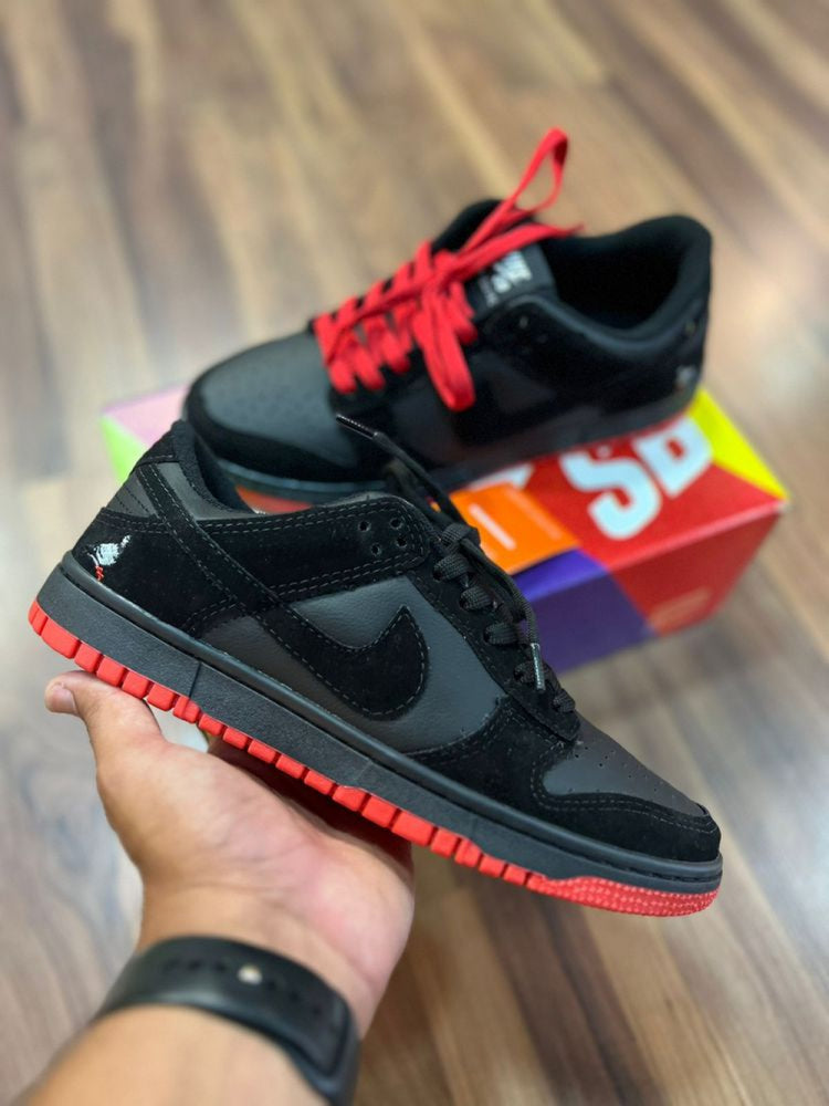 Nike SB Dunk Low - Grafite/Preto/Vermelho
